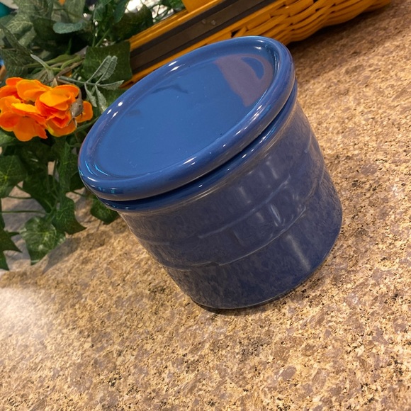 Longaberger Pint Crock With Lid / Coaster Cornflower Blue Pottery - Picture 1 of 17